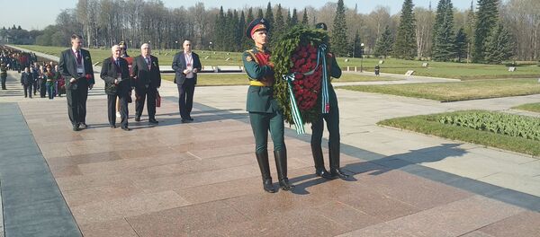 Абхазские делегаты форума Победителей возложили венок к монументу Мать-Родина Абхазские делегаты форума Победителей возложили венок к монументу Мать-Родина - Sputnik Абхазия
