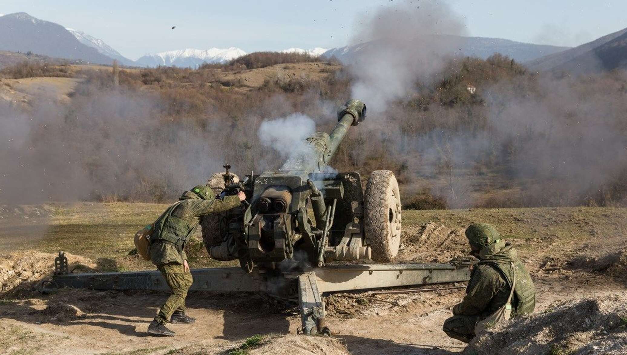 Артиллерия войска. Д-30 гаубица в Чечне. Гаубица д-30 выстрел. Буксируемая артиллерия гаубиц д-30 вс РФ. Буксируемая артиллерия стреляет.