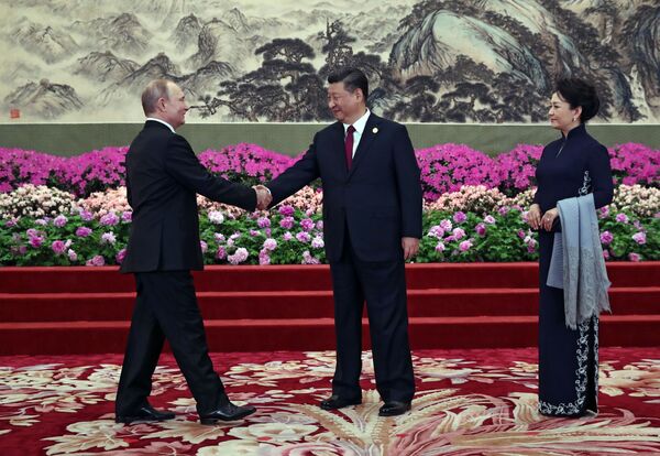 Президент РФ Владимир Путин и председатель КНР Си Цзиньпин с супругой Пэн Лиюань - Sputnik Абхазия
