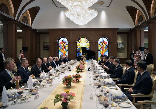 Президент РФ Владимир Путин и председатель Китайской народной республики Си Цзиньпин во время рабочего завтрака в Пекине - Sputnik Абхазия