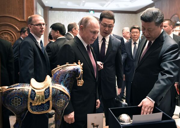 Президент РФ Владимир Путин и председатель КНР Си Цзиньпин обмениваются подарками после рабочего завтрака - Sputnik Абхазия