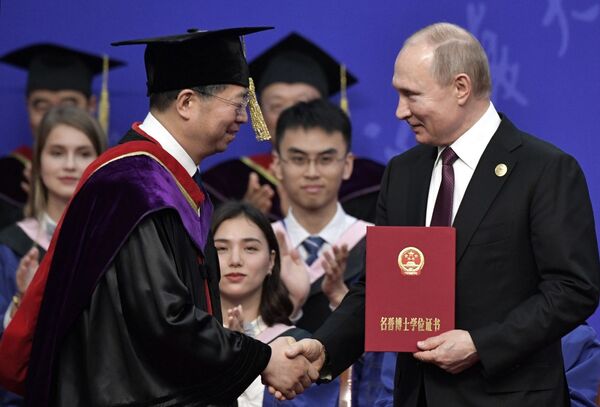 Президент РФ Владимир Путин на церемонии вручения диплома почетного доктора Университета Цинхуа в Пекине - Sputnik Абхазия