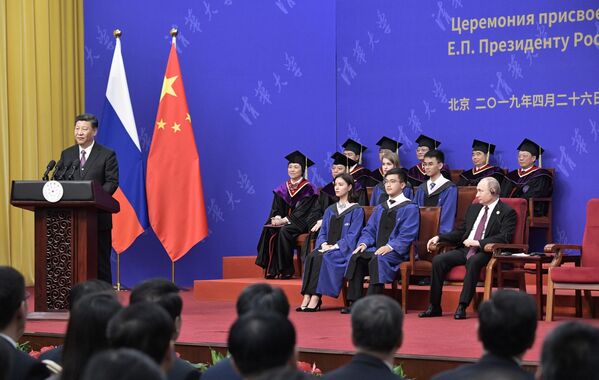 Президент РФ Владимир Путин и председатель Китайской народной республики Си Цзиньпин на церемонии вручения диплома почетного доктора Университета Цинхуа в Пекине - Sputnik Абхазия