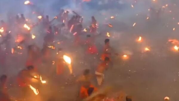Гори оно огнем! Индуисты забросали друг друга факелами во имя богини - Sputnik Абхазия