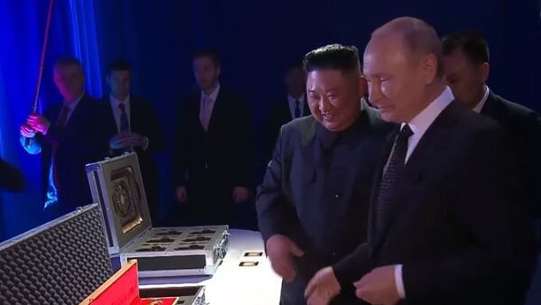 Владимир Путин и Ким Чен Ын обменялись подарками на саммите во Владивостоке - Sputnik Абхазия
