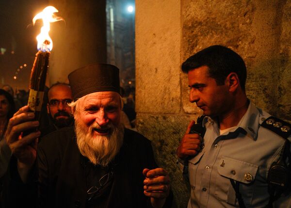 Верующие празднуют схождение Благодатного огня в храме Гроба Господня - Sputnik Абхазия