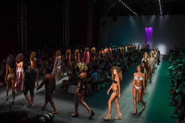 Модели представляют коллекцию дизайнера Amir Slama во время Недели моды в Сан-Паулу, Бразилия. - Sputnik Абхазия