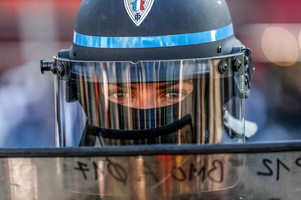 Полицейский во время антиправительственной демонстрации Желтых жилетов в Париже, Франция - Sputnik Абхазия