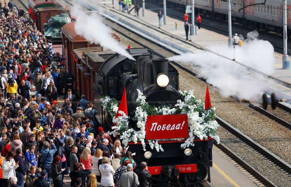 Жители Белгорода во время встречи Поезда Победы - Sputnik Абхазия