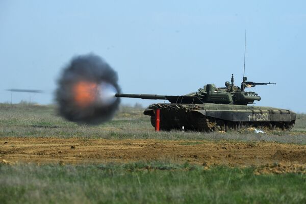 Танк Т-90 во время учений мотострелковых, танковых и артиллерийских подразделений 20 отдельной мотострелковой бригады 8 общевойсковой армии на полигоне Прудбой в Волгоградской области - Sputnik Абхазия