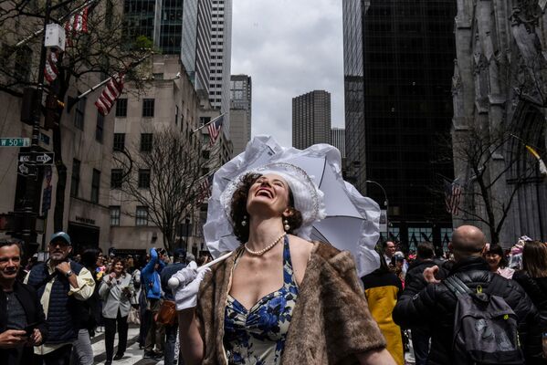 Участница Пасхального парада шляп в Нью-Йорке - Sputnik Абхазия