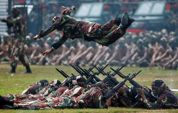 Солдат спецназа индонезийской армии совершает прыжок над штыками во время празднования 67-й годовщины создания сил специального назначения Индонезии в Джакарте, Индонезия - Sputnik Абхазия