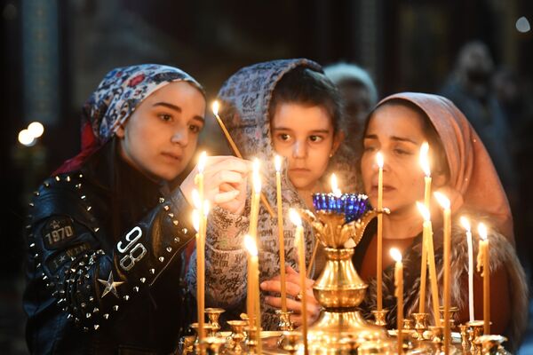 Верующие во время Патриаршего служения в канун Вербного воскресенья в храме Христа Спасителя в Москве - Sputnik Абхазия