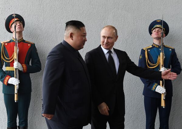 Лидер КНДР Ким Чен Ын и президент России Владимир Путин во время встречи на острове Русский  - Sputnik Абхазия