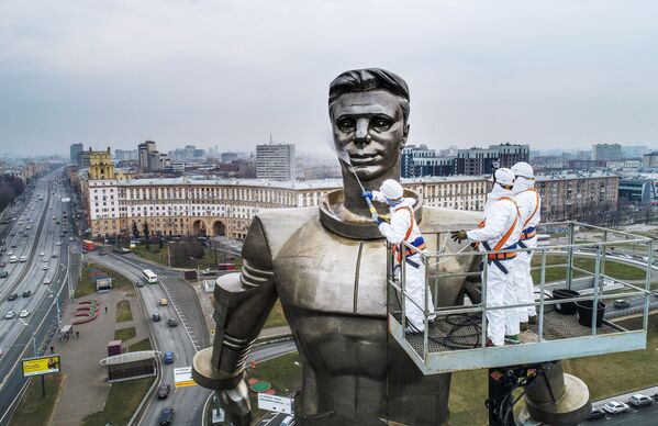 Работники коммунальных служб моют памятник космонавту Юрию Гагарину на Ленинском проспекте в Москве - Sputnik Абхазия