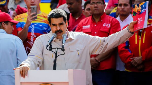 Президент Венесуэлы Николас Мадуро выступает в Каракасе на акции своих сторонников - Sputnik Абхазия