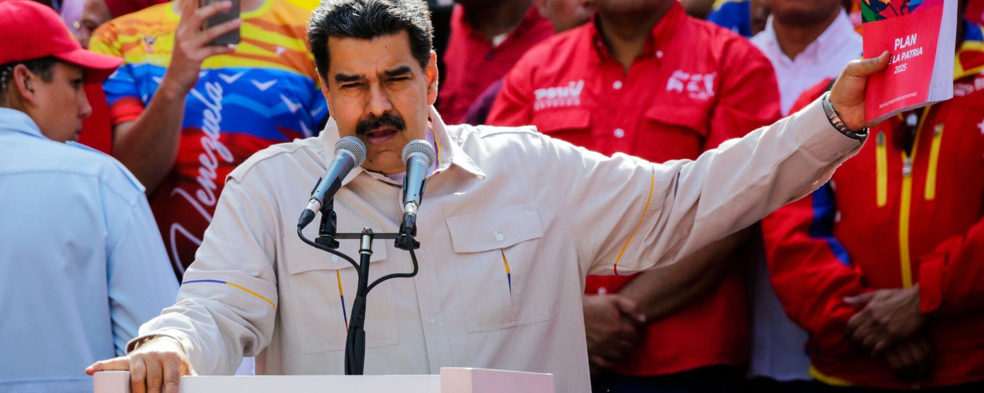 Президент Венесуэлы Николас Мадуро выступает в Каракасе на акции своих сторонников - Sputnik Абхазия, 1920, 03.03.2022