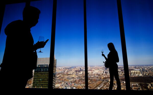 Посетители смотровой площадки PANORAMA360, расположенной на 89-м этаже башни Федерации международного делового центра Москва-Сити - Sputnik Абхазия