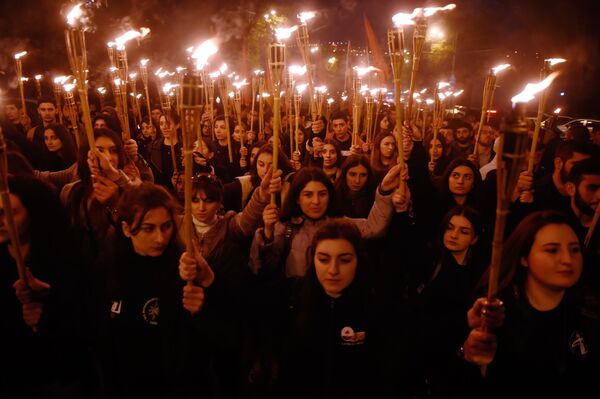Участники факельного шествия в Ереване направляются к Мемориальному комплексу памяти жертв геноцида армян Цицернакаберд - Sputnik Абхазия
