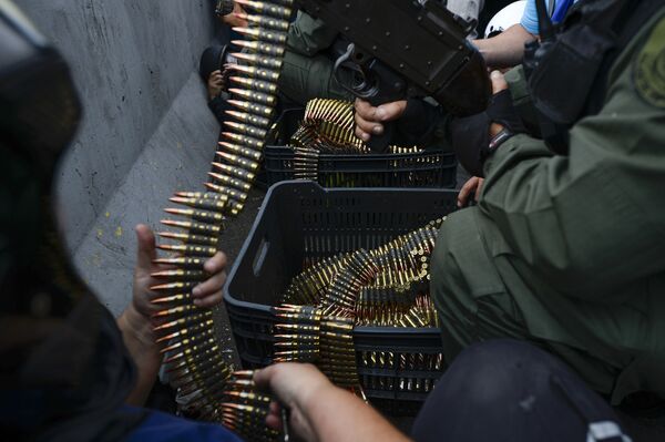 Солдаты, присоединившиеся к лидеру оппозиции Венесуэлы Хуану Гуайдо, занимают позиции во время столкновений у военной авиабазы Ла-Карлота в Каракасе - Sputnik Абхазия