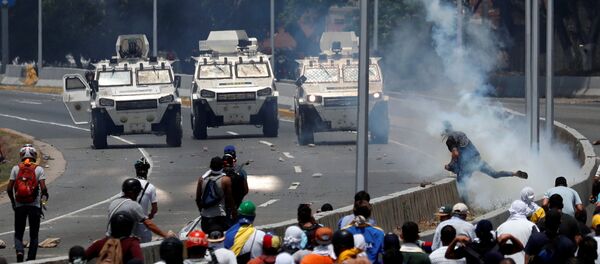 Военные автомобили у военной авиабазы Ла-Карлота в Каракасе - Sputnik Абхазия