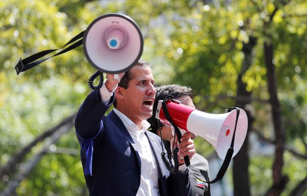Лидер оппозиции Венесуэлы и самопровозглашенный президент Хуан Гуайдо выступает перед сторонниками у военной авиабазы Ла-Карлота в Каракасе - Sputnik Абхазия