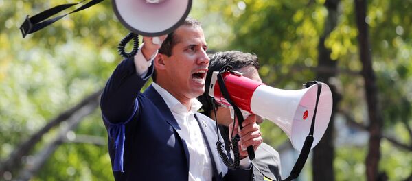 Лидер оппозиции Венесуэлы и самопровозглашенный президент Хуан Гуайдо выступает перед сторонниками у военной авиабазы Ла-Карлота в Каракасе - Sputnik Абхазия