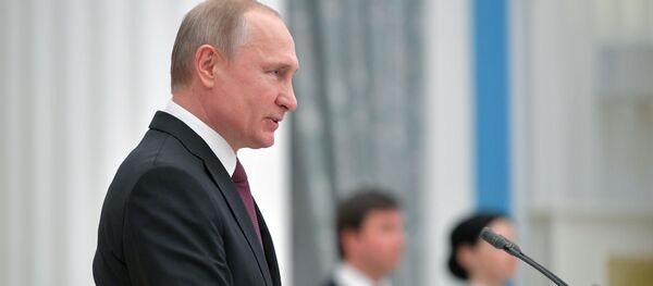Президент РФ В. Путин вручил медали Герой Труда Российской Федерации Президент РФ В. Путин вручил медали Герой Труда Российской Федерации - Sputnik Абхазия