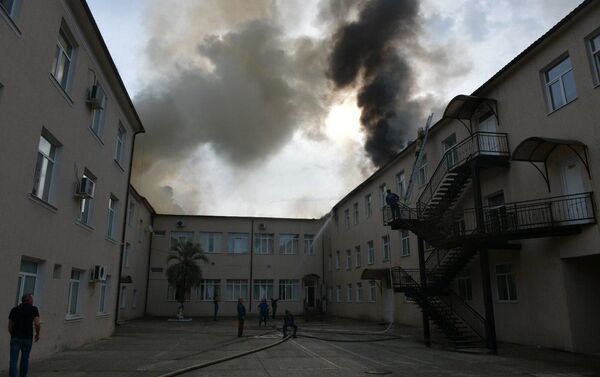 Здание второй школы горит в Сухуме - Sputnik Абхазия