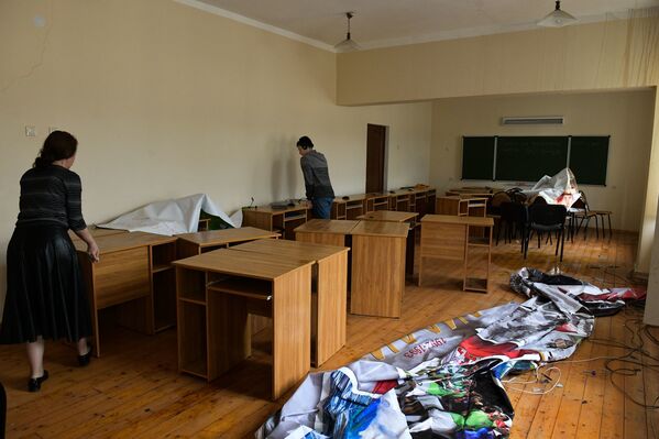Первый день после пожара во второй Сухумской школе, 3 мая 2019 - Sputnik Абхазия