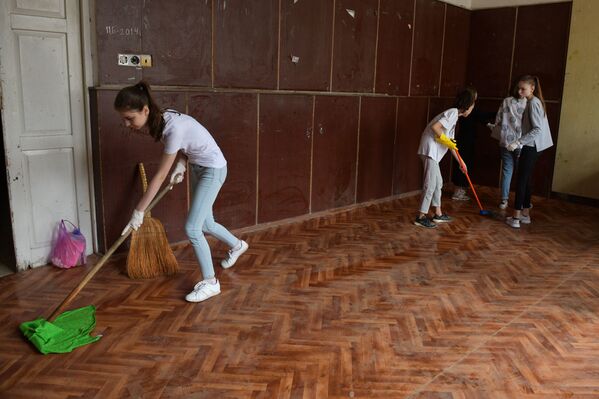 Подготовка классов в очно-заочной школе в Сухуме - Sputnik Абхазия