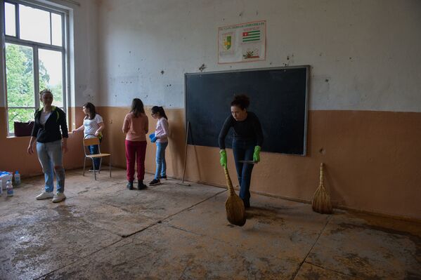 Уборка в очно-заочной школе в связи с переездом учеников второй Сухумской школы - Sputnik Абхазия