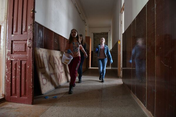 Уборка в очно-заочной школе в связи с переездом учеников второй Сухумской школы - Sputnik Абхазия