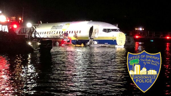 Boeing 737 с пассажирами приводнился в реку во Флориде - Sputnik Абхазия