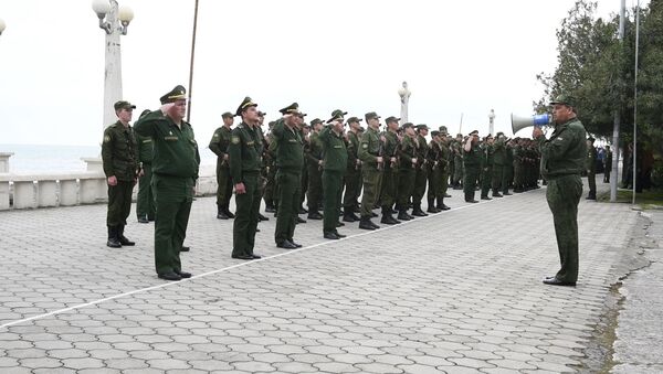 Строем и в шаг: как военные готовятся к параду Победы в Сухуме - Sputnik Абхазия