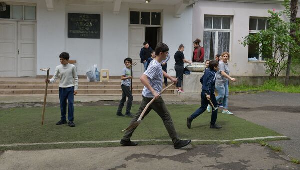 Субботник в частной школе Альфа. Ученики готовятся принять Сухумскую школу № 2. - Sputnik Абхазия