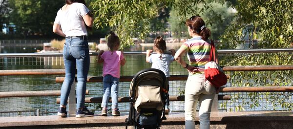 Женщины с детьми в Московском зоопарке - Sputnik Аҧсны