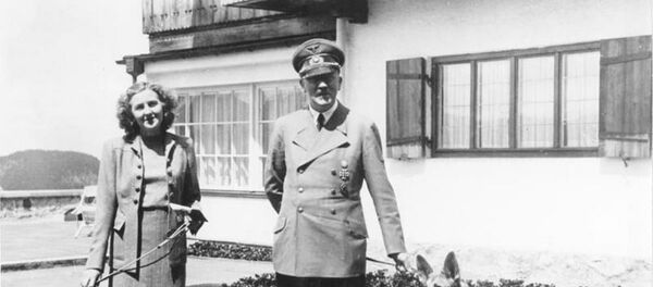 Адольф Гитлер и Ева Браун, 1942 год - Sputnik Абхазия