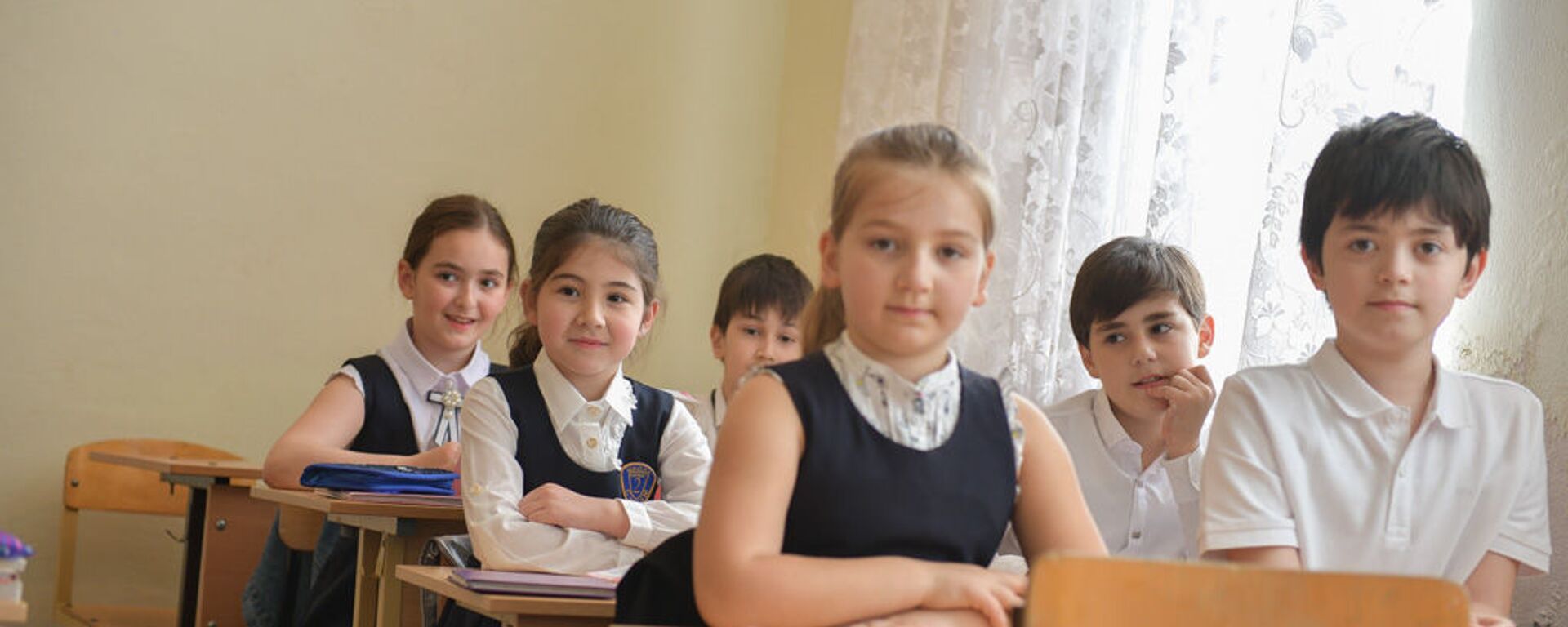 Первый день учебы учеников 2 школы - Sputnik Абхазия, 1920, 31.08.2020