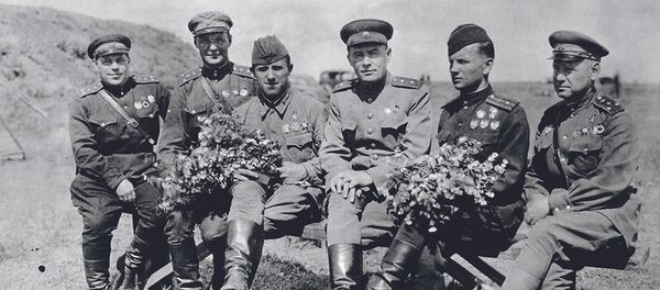 Генерал-лейтенант К.А. Вершинин с боевыми товарищами — воздушными асами Великой Отечественной войны.  Генерал-лейтенант К.А. Вершинин с боевыми товарищами — воздушными асами Великой Отечественной войны. - Sputnik Абхазия