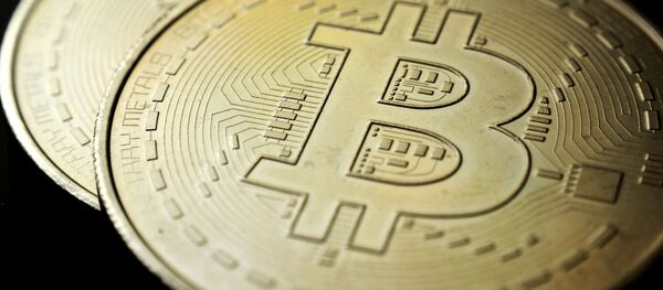 Сувенирная монета криптовалюты биткойн. Сувенирная монета криптовалюты биткойн. - Sputnik Абхазия