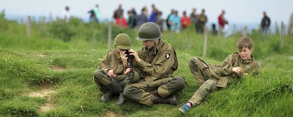 Дети в солдатской форме в Криквиль-ан-Бессен в Нормандии  Дети в солдатской форме в Криквиль-ан-Бессен в Нормандии  - Sputnik Абхазия