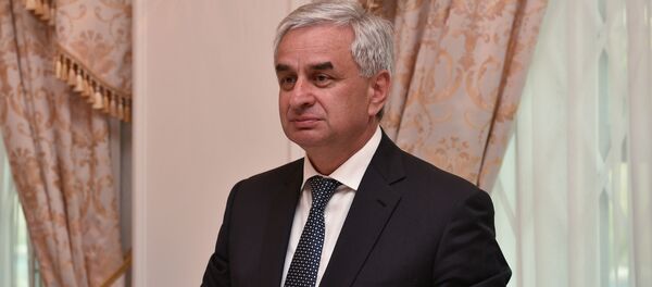 Президент Абхазии Рауль Хаджимба на встече с ветеранами ВОВ Президент Абхазии Рауль Хаджимба на встече с ветеранами ВОВ - Sputnik Аҧсны