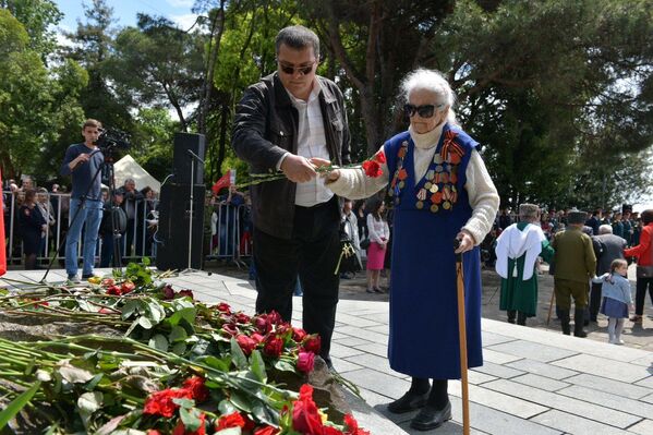 Возложение цветов к памятнику Неизвестного солдата в День Победы, 9 мая 2019 - Sputnik Абхазия