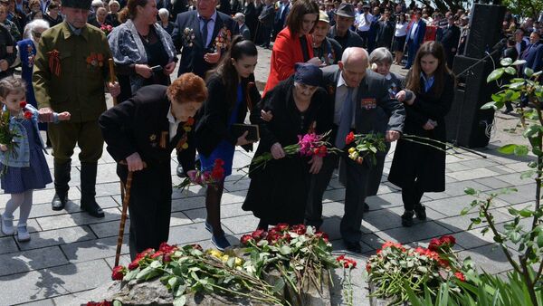 Ветераны ВОВ  на возложении цветов к памятнику Неизвестного солдата в День Победы, 9 мая 2019 - Sputnik Абхазия