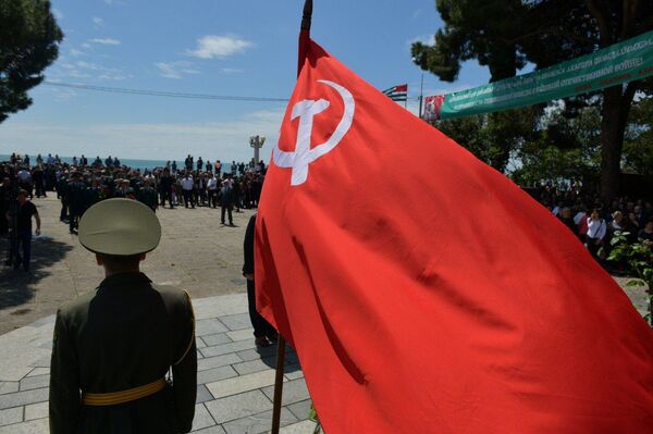 Митинг у памятника Неизвестному солдату в День Победы  - Sputnik Абхазия