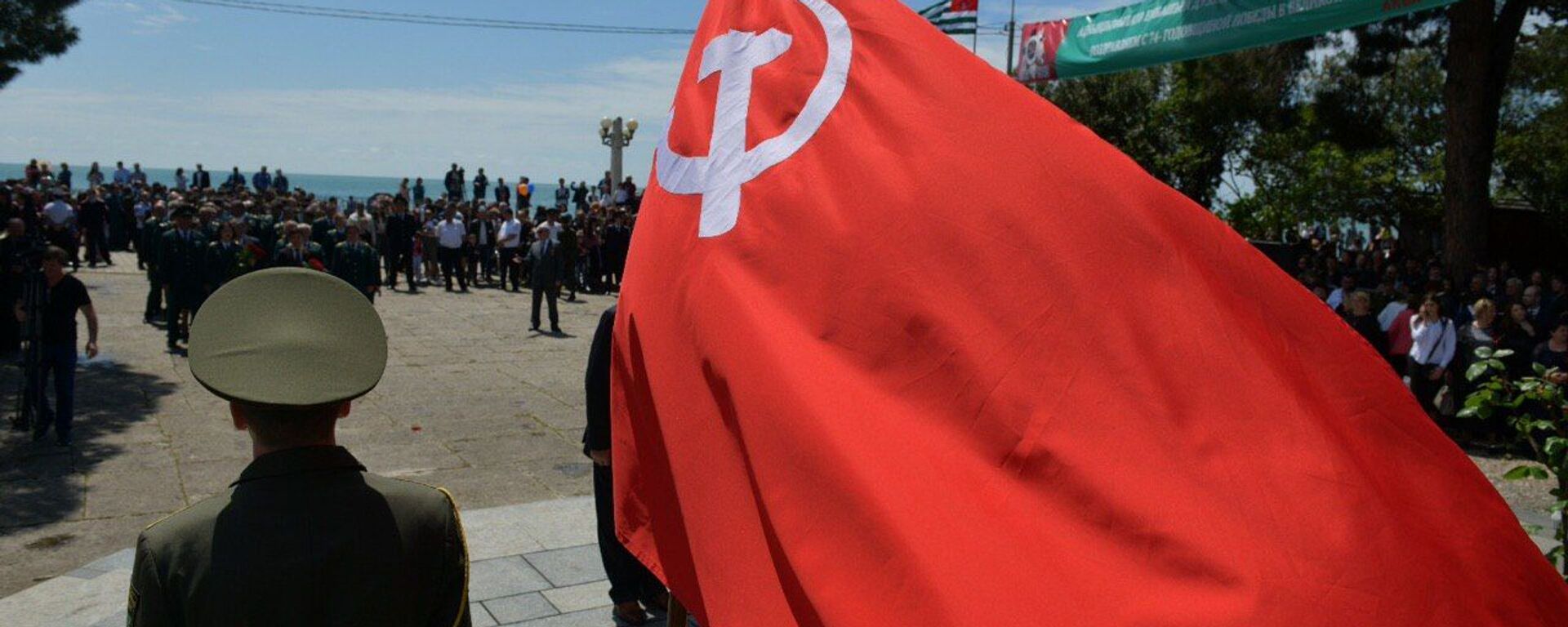 Митинг у памятника Неизвестному солдату в День Победы  - Sputnik Абхазия, 1920, 07.05.2022