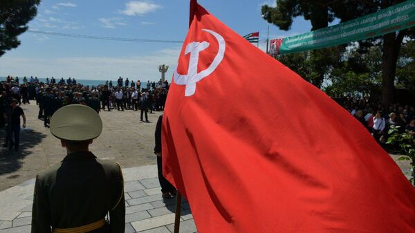 Митинг у памятника Неизвестному солдату в День Победы  - Sputnik Абхазия