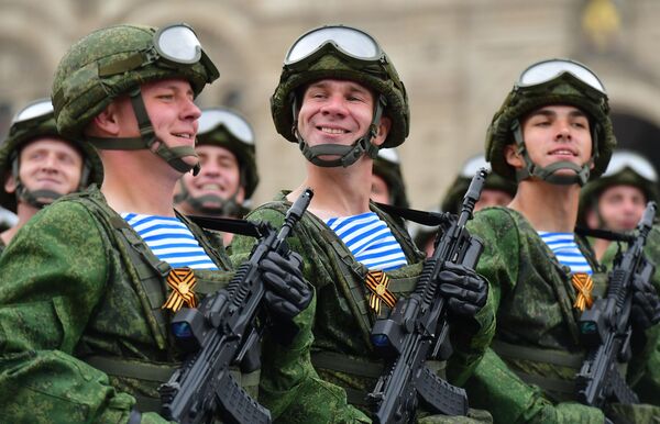 Военнослужащие 331-го гвардейского парашютно-десантного полка на военном параде на Красной площади, посвящённом 74-й годовщине Победы в Великой Отечественной войне - Sputnik Абхазия
