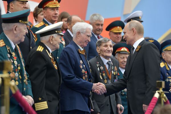 Президент РФ Владимир Путин приветствует ветеранов перед началом военного парада в ознаменование 74-й годовщины Победы на Красной площади в Москве - Sputnik Абхазия